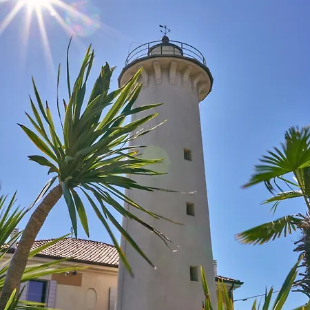 Three Bedroom Close To The Sea Apartment *