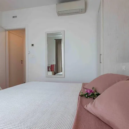 Three Bedroom Close To The Sea Apartament
