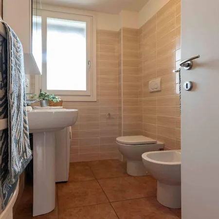 Three Bedroom Close To The Sea Apartament